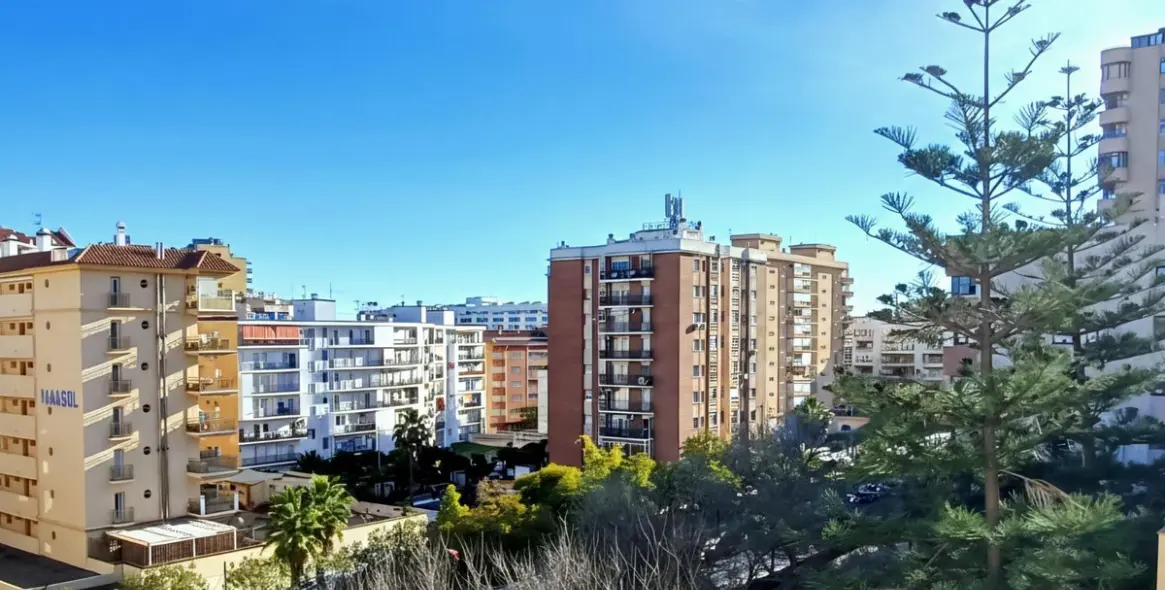 Sale of middle floor apartment in Los Boliches 3