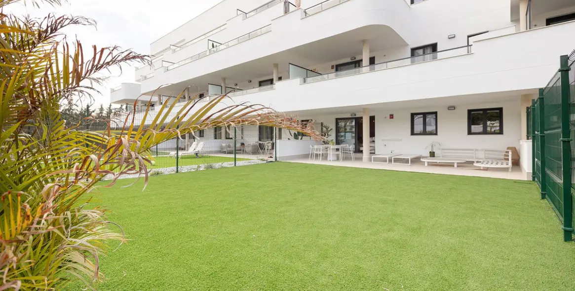 Venta de apartamento en planta baja en Estepona 1