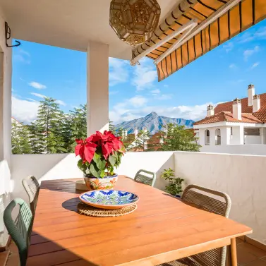 Sale of middle floor apartment in Nueva Andalucía