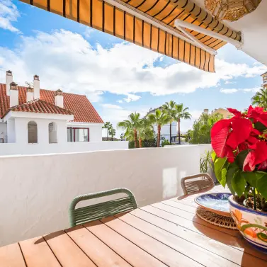 Sale of middle floor apartment in Nueva Andalucía