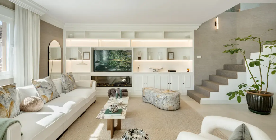 Sale of middle floor apartment in The Golden Mile 1