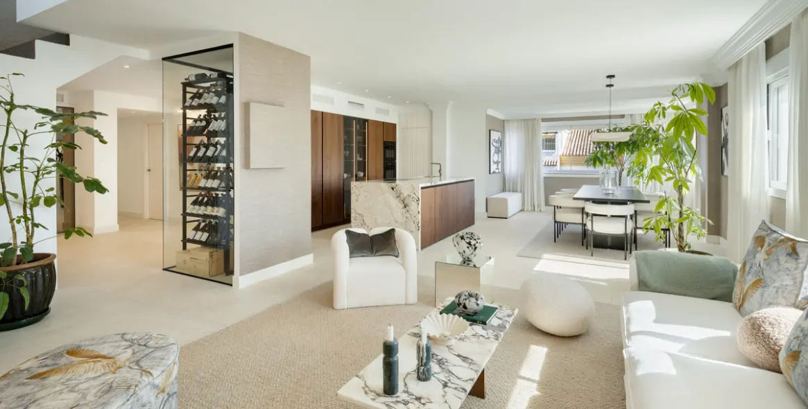 Sale of middle floor apartment in The Golden Mile 3