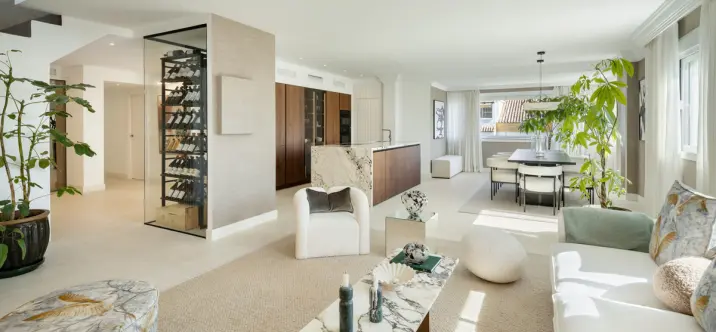 Sale of middle floor apartment in The Golden Mile 2