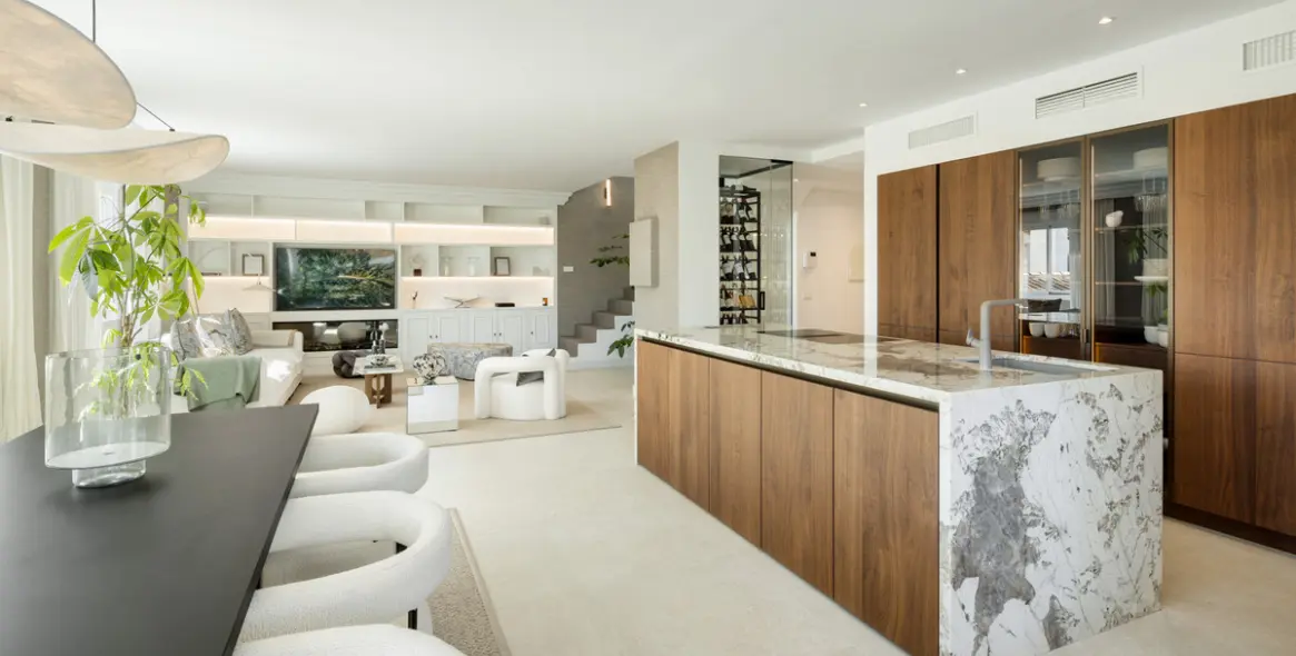 Sale of middle floor apartment in The Golden Mile 4