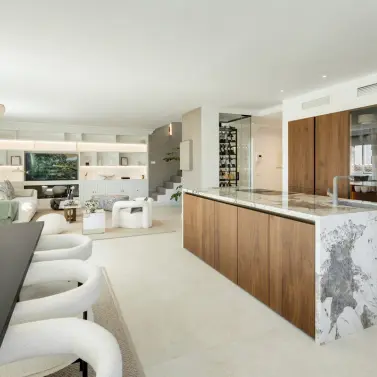 Sale of middle floor apartment in The Golden Mile