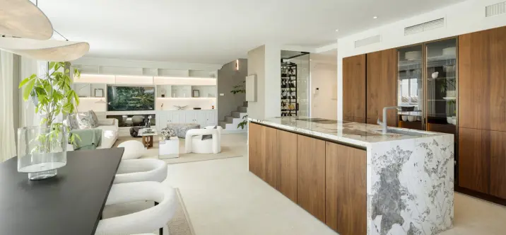 Sale of middle floor apartment in The Golden Mile 3