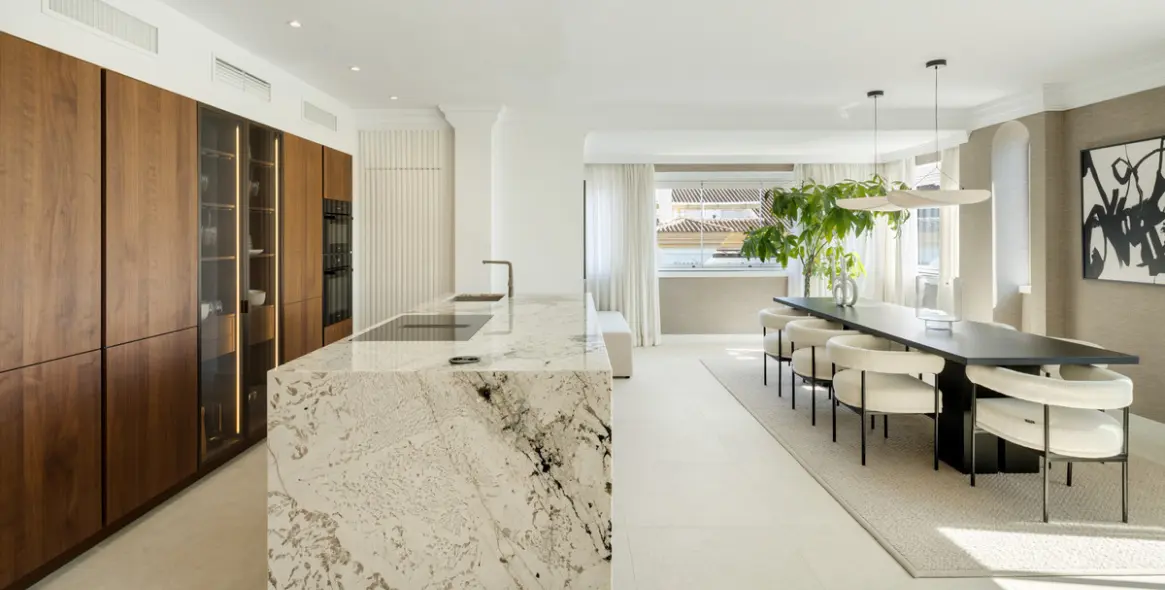 Sale of middle floor apartment in The Golden Mile 5