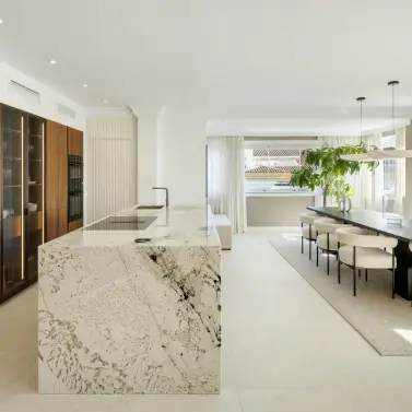 Sale of middle floor apartment in The Golden Mile