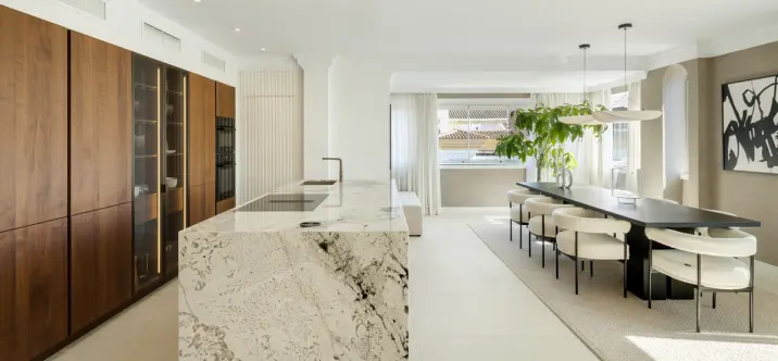 Sale of middle floor apartment in The Golden Mile 4