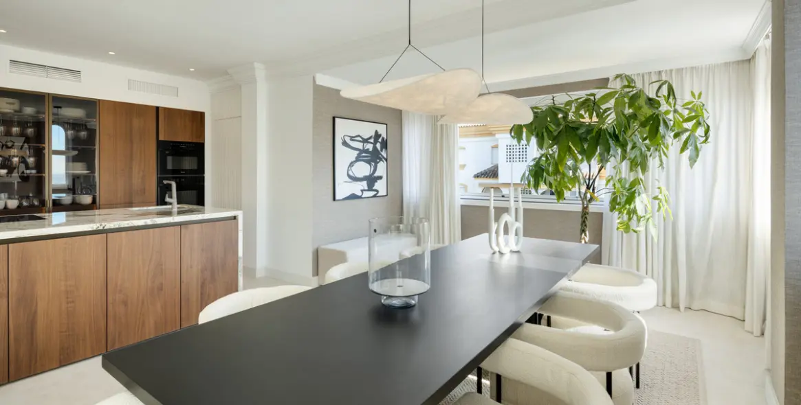 Sale of middle floor apartment in The Golden Mile 6