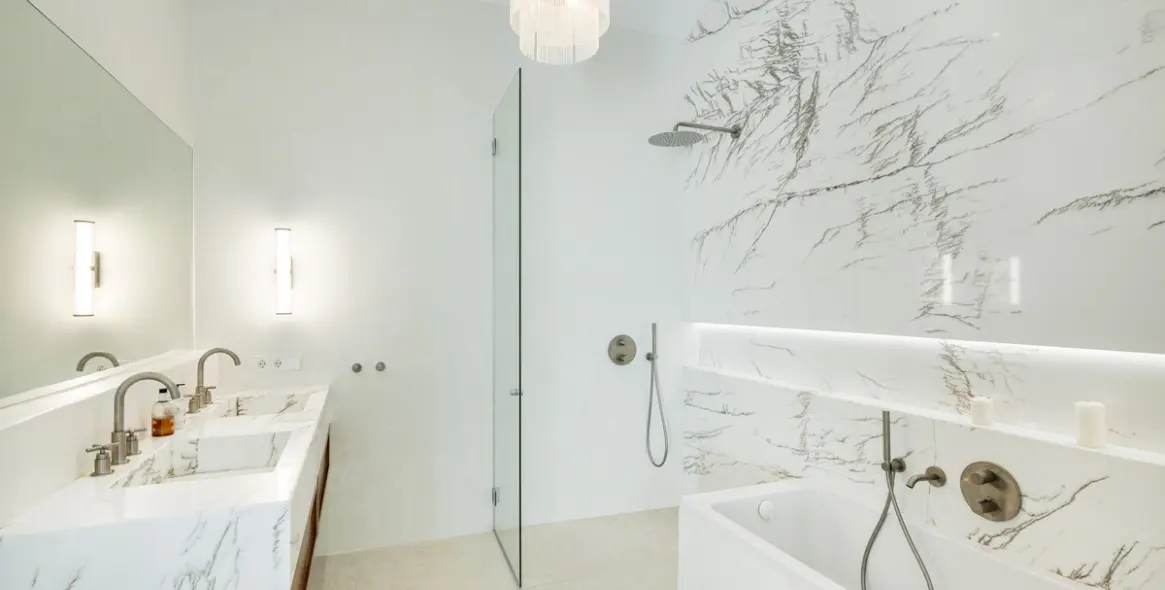 Sale of middle floor apartment in The Golden Mile 10