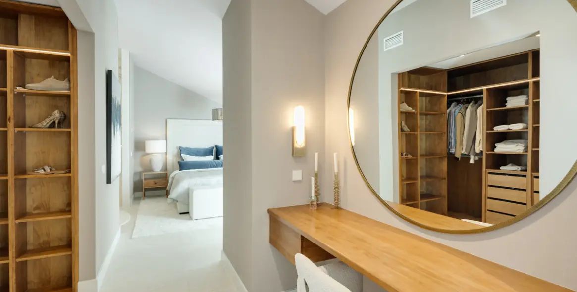 Sale of middle floor apartment in The Golden Mile 12