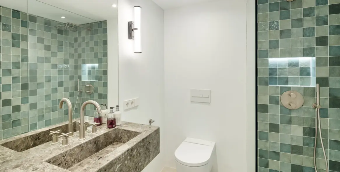 Sale of middle floor apartment in The Golden Mile 15