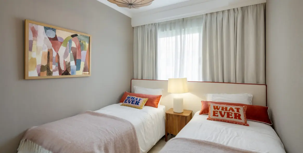 Sale of middle floor apartment in The Golden Mile 20