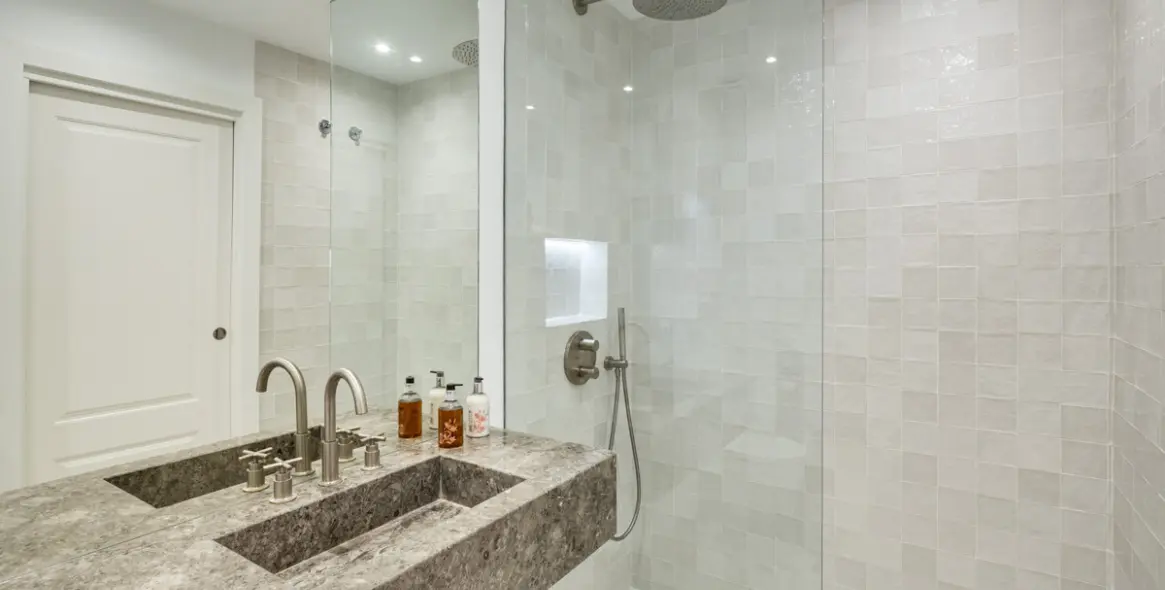 Sale of middle floor apartment in The Golden Mile 21