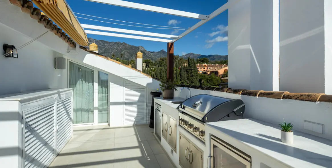 Sale of middle floor apartment in The Golden Mile 22