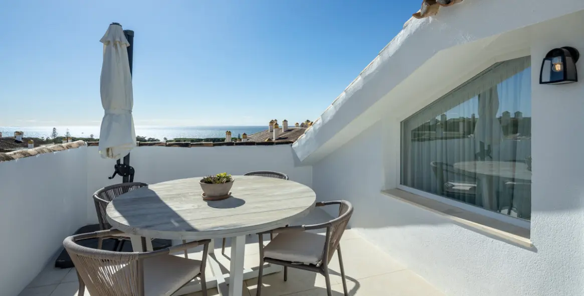 Sale of middle floor apartment in The Golden Mile 23