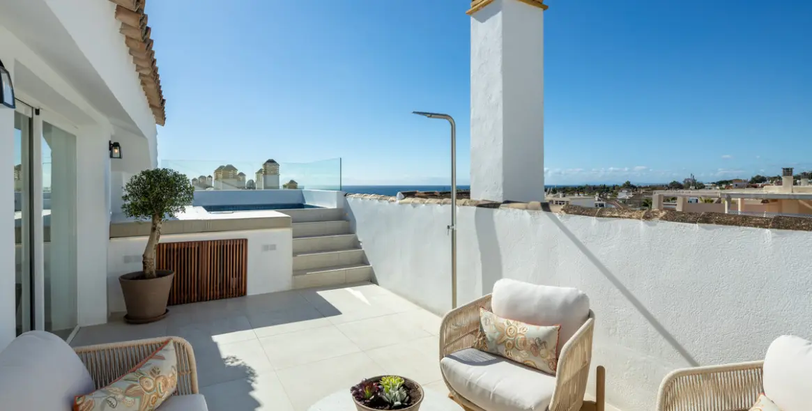 Sale of middle floor apartment in The Golden Mile 24