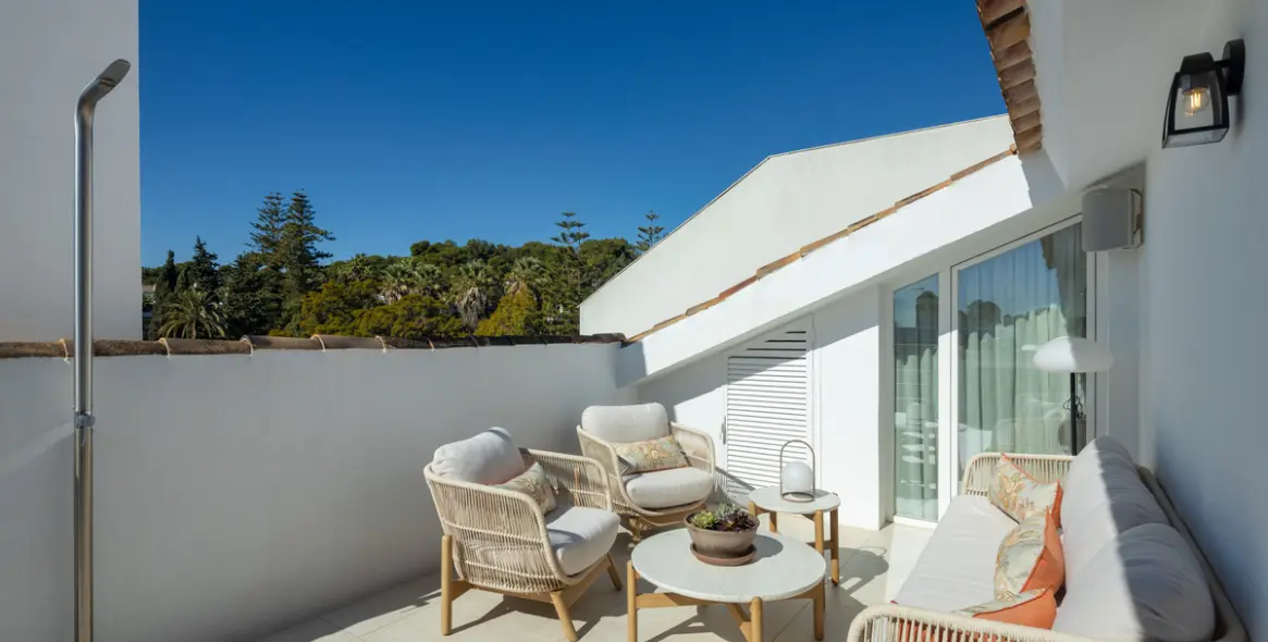 Sale of middle floor apartment in The Golden Mile 25