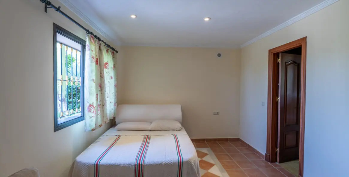 Продажа  отдельно стоящей виллы в Benahavís 17