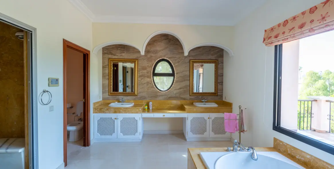 Продажа  отдельно стоящей виллы в Benahavís 19