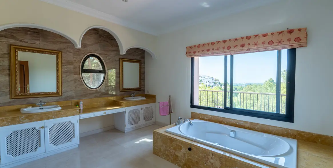 Продажа  отдельно стоящей виллы в Benahavís 20