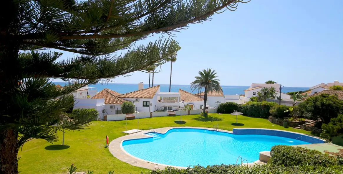 Short-term rent of detached villa in Estepona 1