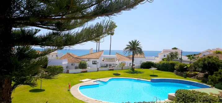 Short-term rent of detached villa in Estepona 0