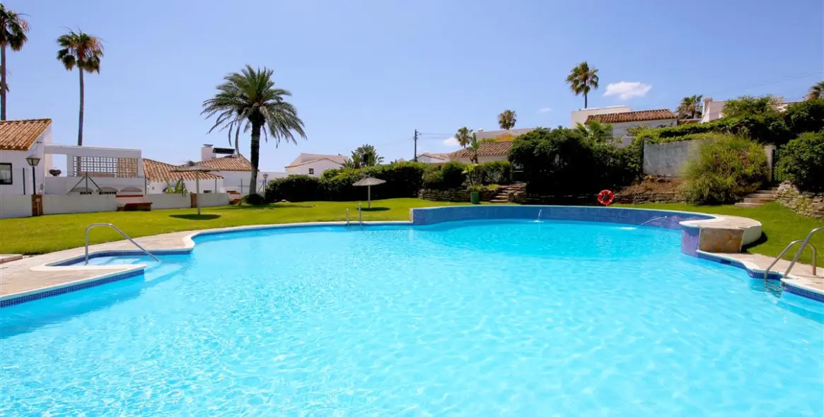 Short-term rent of detached villa in Estepona 3