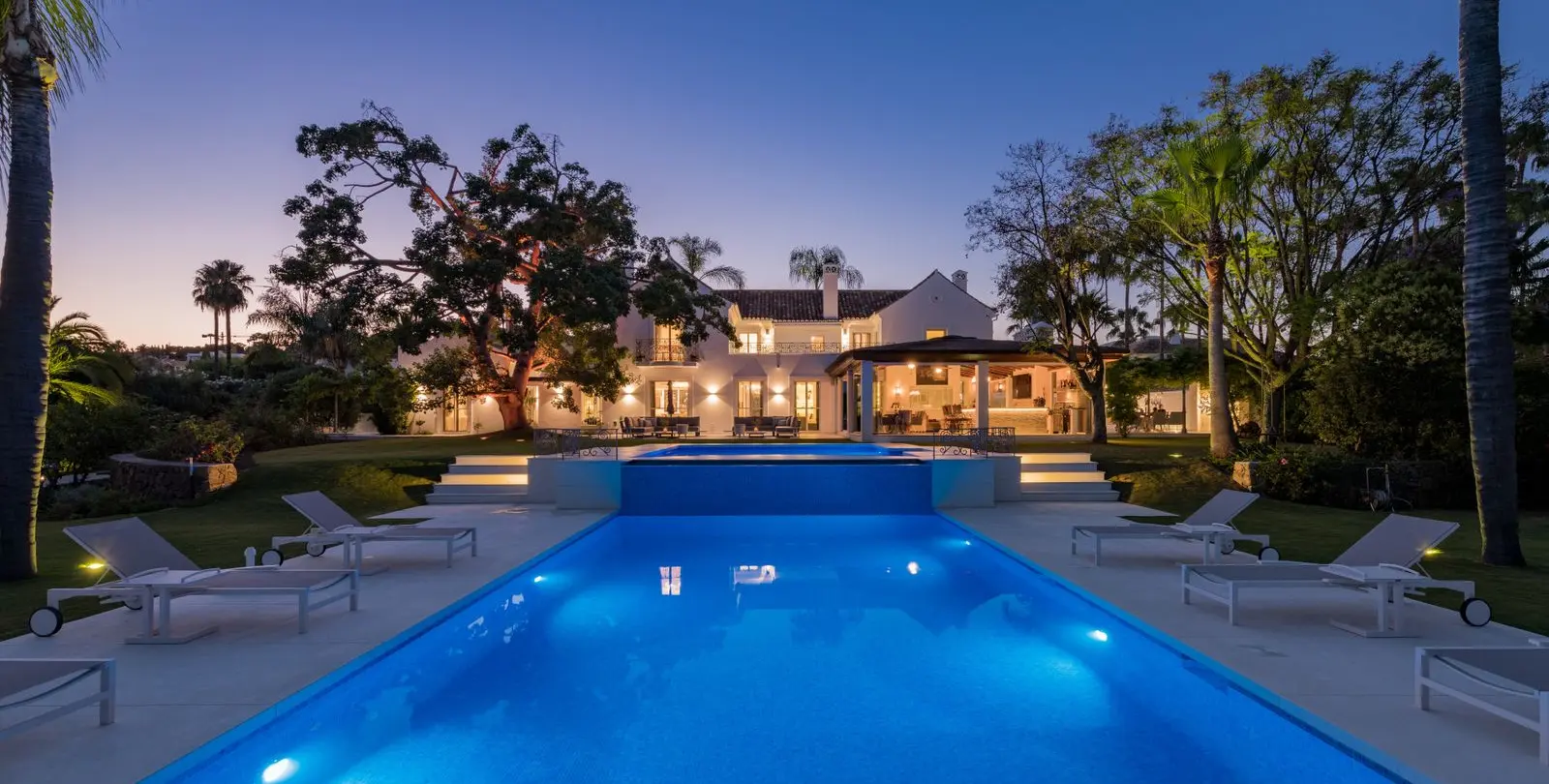 Venta de villa independiente en Nueva Andalucía 1
