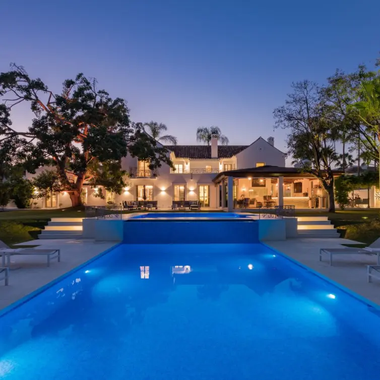 Venta de villa independiente en Nueva Andalucía