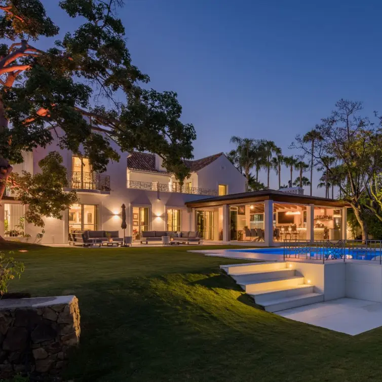 Venta de villa independiente en Nueva Andalucía