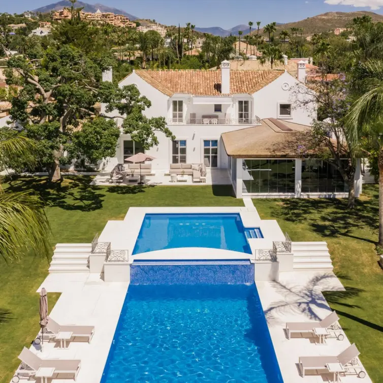 Venta de villa independiente en Nueva Andalucía