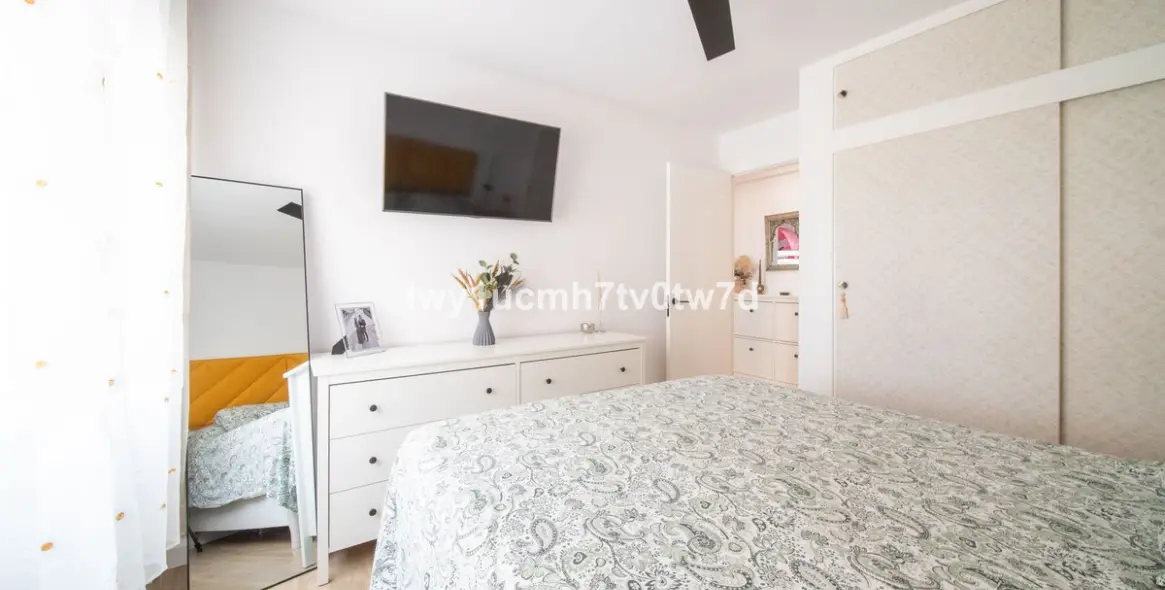 Venta de apartamento en planta media en Rincón de la Victoria 11