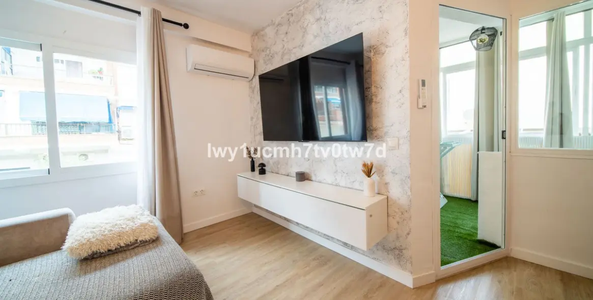 Sale of middle floor apartment in Rincón de la Victoria 25