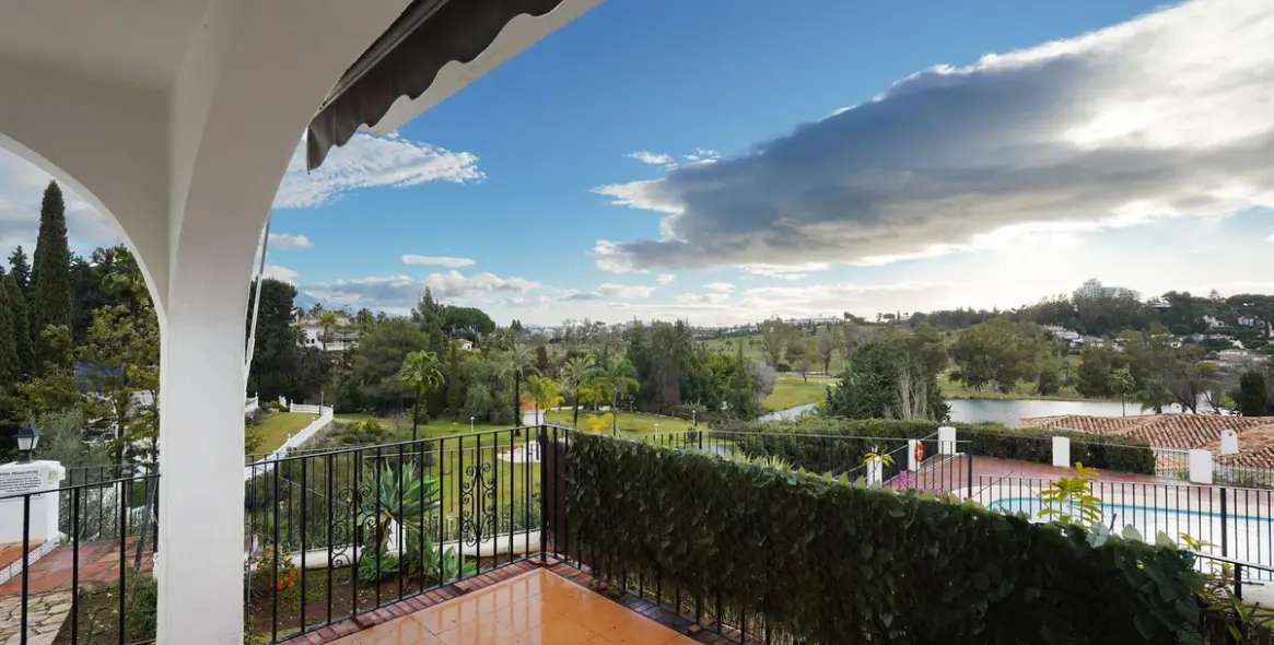 Продажа апартаментов на первом этаже в El Paraiso 2