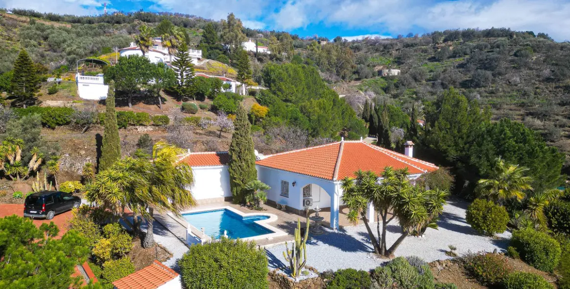 Продажа  отдельно стоящей виллы в Arenas 1