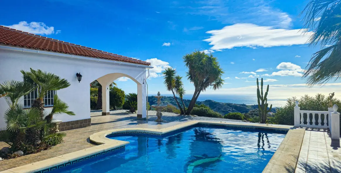 Продажа  отдельно стоящей виллы в Arenas 6