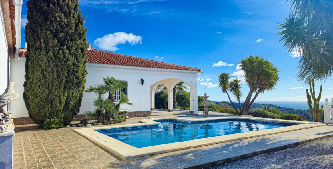 Sale of detached villa in Arenas 36