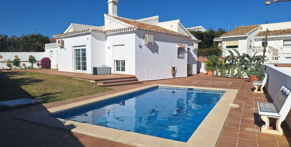 Sale of detached villa in El Chaparral 1