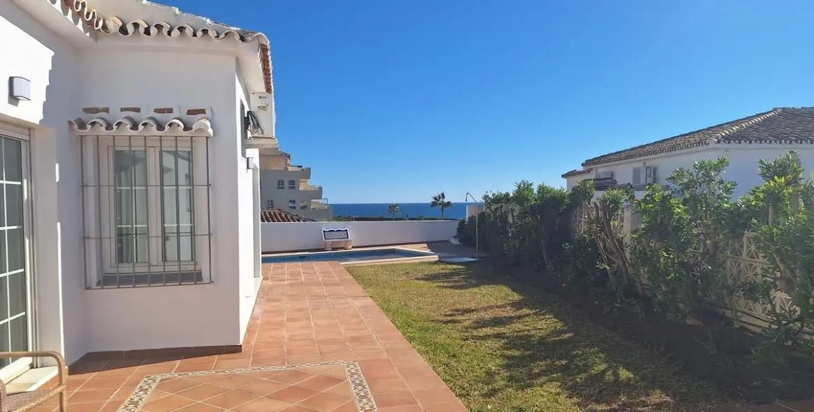 Sale of detached villa in El Chaparral 2