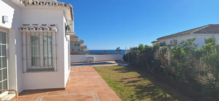 Sale of detached villa in El Chaparral 1