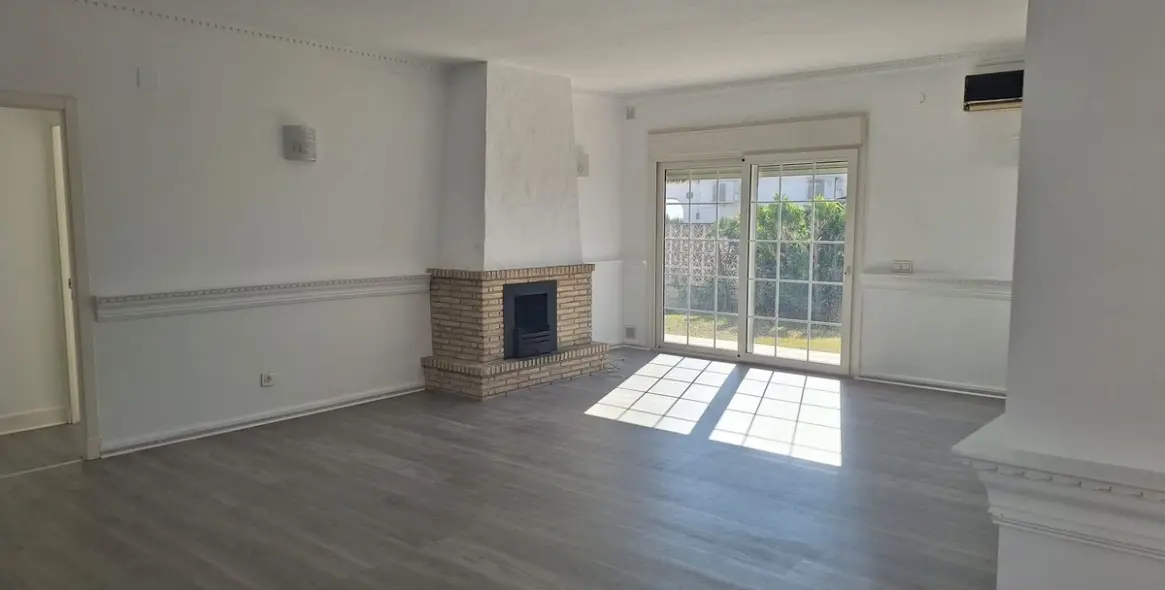 Sale of detached villa in El Chaparral 9