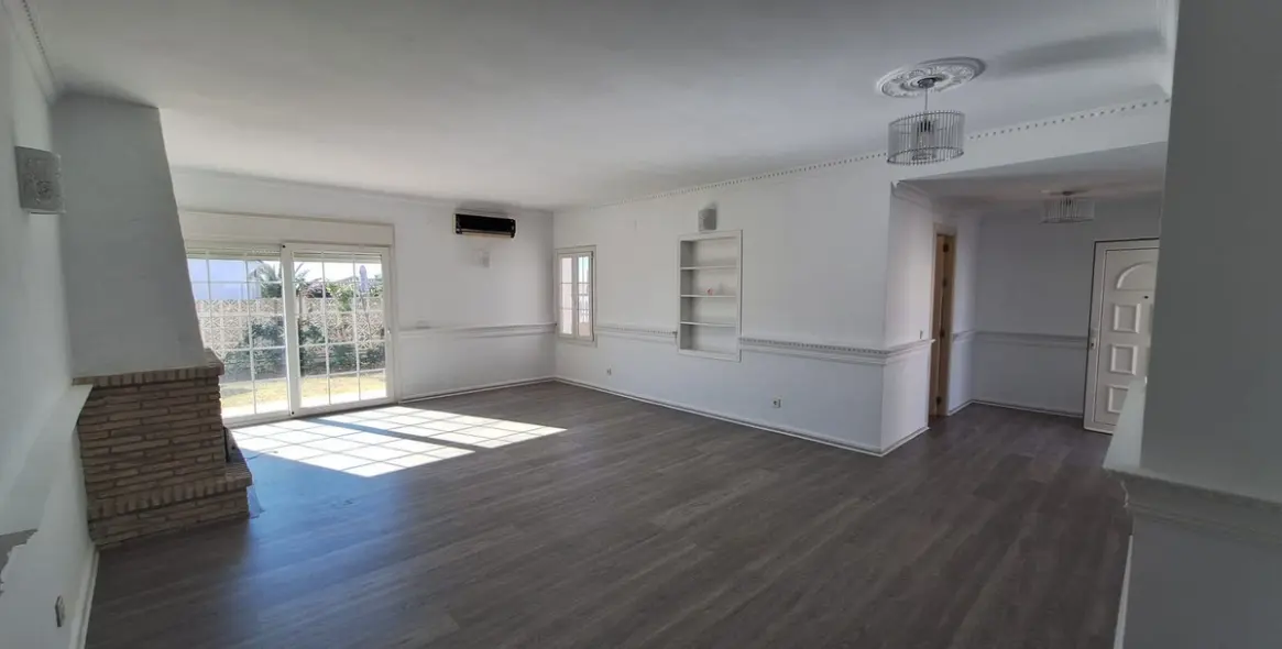 Sale of detached villa in El Chaparral 10