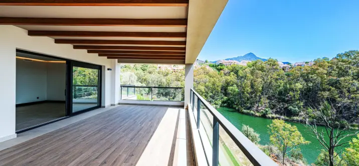 Venta de apartamento en planta media en Nueva Andalucía 0