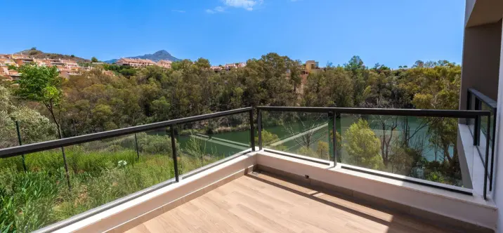 Venta de apartamento en planta media en Nueva Andalucía 1