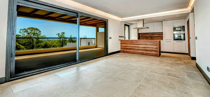Venta de apartamento en planta media en Nueva Andalucía 2