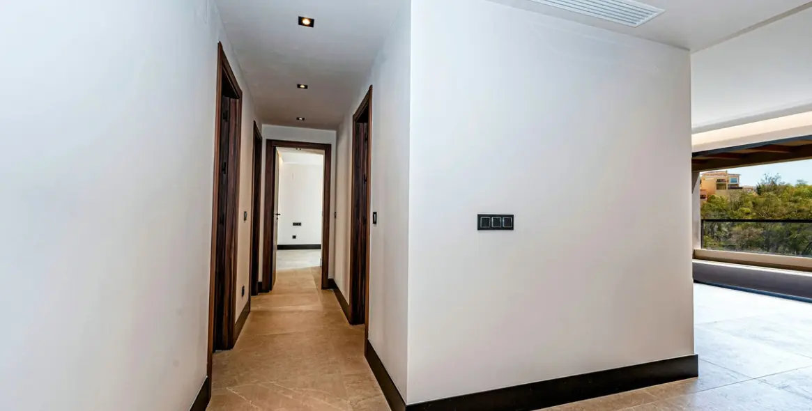 Sale of middle floor apartment in Nueva Andalucía 21