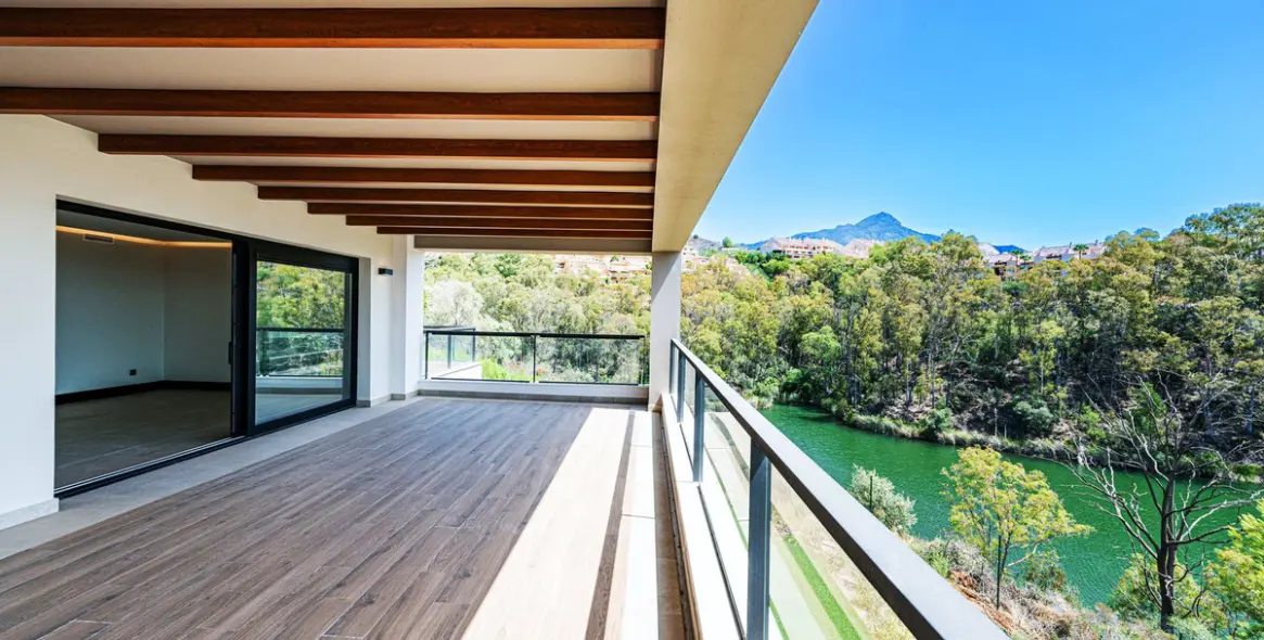 Sale of middle floor apartment in Nueva Andalucía 1