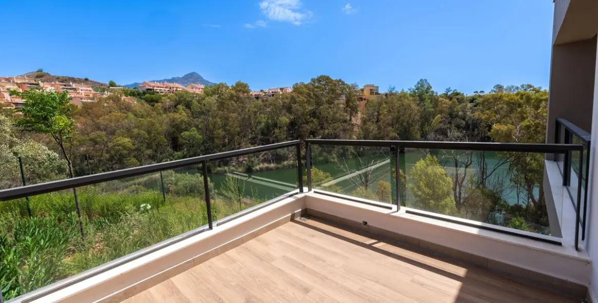 Sale of middle floor apartment in Nueva Andalucía 2